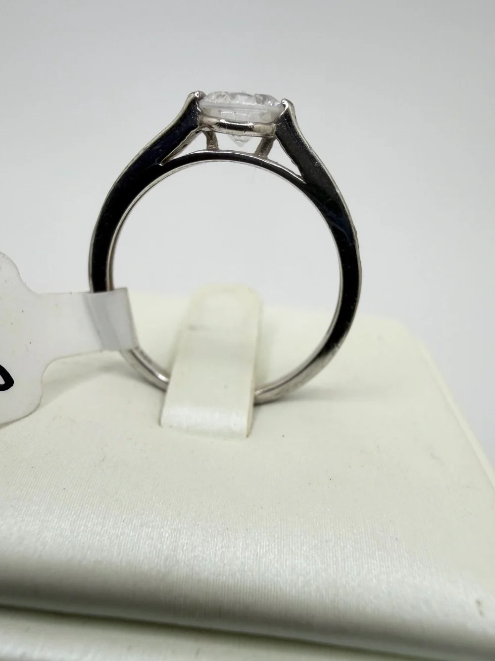 Classic 6mm round cut cubic zirconia ring w/ accent cz stones in stamped 925!